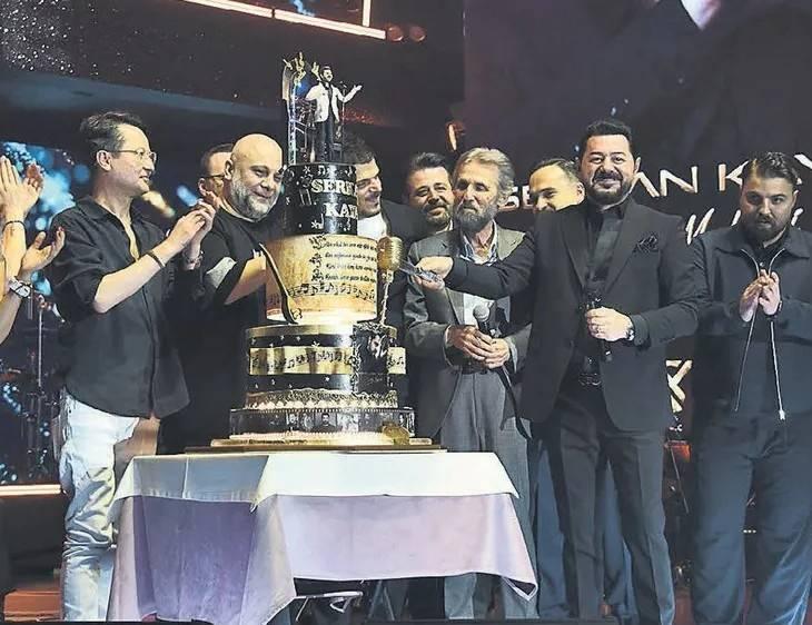 <p>Şarkıcı Serkan Kaya, yeni alb&uuml;m&uuml; &ouml;ncesinde &ouml;zel bir davette alb&uuml;m&uuml;n iddialı par&ccedil;alarından 'Dertliler Meyhanesi'ni ilk kez basına tanıttı.</p>
