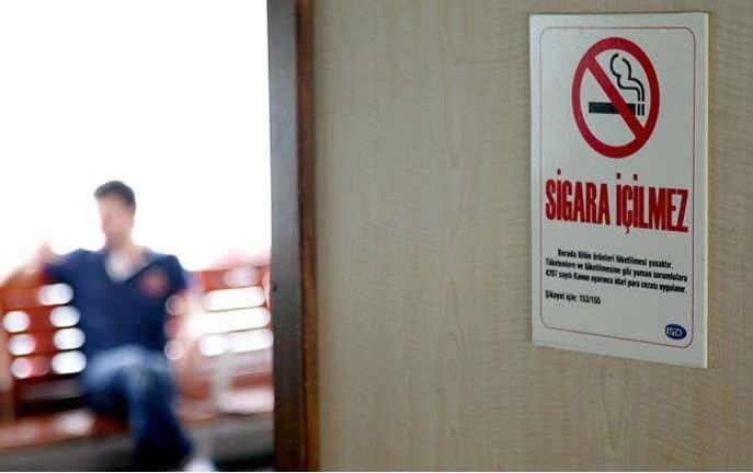 <p><strong><span style="color:rgb(178, 34, 34)">SİGARA İ&Ccedil;ME ALANLARINA KISITLAMA</span></strong></p>

<p>&nbsp;</p>

<p>Yeni Şafak&rsquo;ın haberine g&ouml;re, kamu binaları, eğitim ve sağlık kurumları, &ccedil;ocuk alanları ve a&ccedil;ık hava etkinlikleri başta olmak &uuml;zere bir&ccedil;ok alanda b&uuml;y&uuml;k &ouml;l&ccedil;&uuml;de yasaklanacak.&nbsp;</p>

