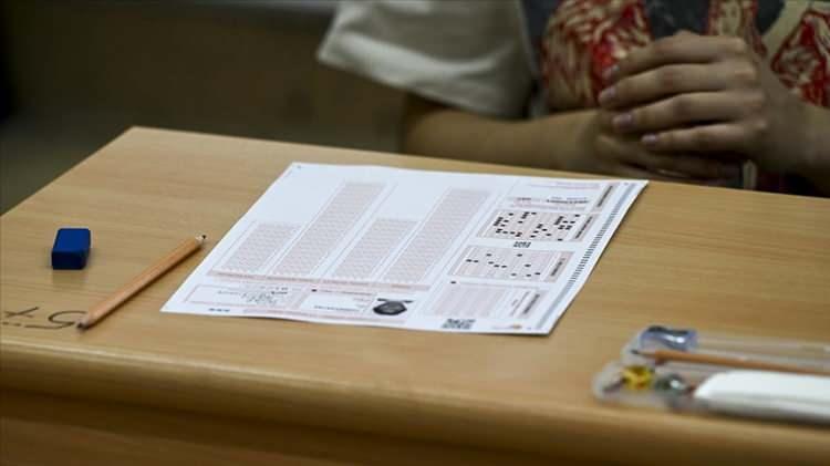 <p>YANLIŞ ŞIKLAR BİLE &Ouml;L&Ccedil;ECEK</p>

<p>Yeni sisteminin dikkat &ccedil;eken bir başka &ouml;zelliği se&ccedil;eneklerde olacak. Yanlış se&ccedil;enekler, &ouml;ğrencilerin en sık yaptığı hatalar ve kavram yanılgıları dikkate alınarak oluşturulacak. B&ouml;ylece sınavlar, &ouml;ğrencinin sadece doğruyu bulup bulmadığını değil, hangi kavram yanılgısına sahip olduğunu da &ouml;l&ccedil;ebilecek.</p>
