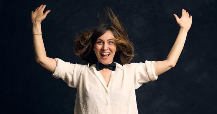 <p><strong>Ben sadece g&uuml;ld&uuml;rmek i&ccedil;in dokunmak isterim herkese. Kimseyi &uuml;zmek, kızdırmak, rahatsız etmek gibi bir niyetim yoktu. Mizah kusurlu şeylerin telafisi i&ccedil;in de var aslında. Bunu da bir kusur olarak kabul edin.</strong></p>
