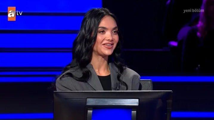 <p><strong>ATV ekranlarının igiyle takip edilen fenomen bilgi yarışması Kim Milyoner Olmak İster'de ge&ccedil;tiğimiz akşam Canan &Uuml;nal isimli yarışmacının, edebiyat sorusunda telefon jokerinden destek almak istedi.&nbsp;</strong></p>
