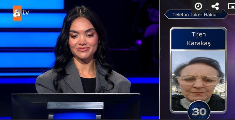 <p><strong>Yarışmacı,&nbsp;</strong><em><strong><span style="color:#800080">"Hangi klasik eserin yazarı Goethe'dir?"</span> </strong></em><strong>sorusunda telefon jokerini kullanmak istediğini s&ouml;yleyerek, jokerleri arasından edebiyat &ouml;ğretmeni olan halası Tijen Karakaş'ı aramak istedi.</strong></p>
