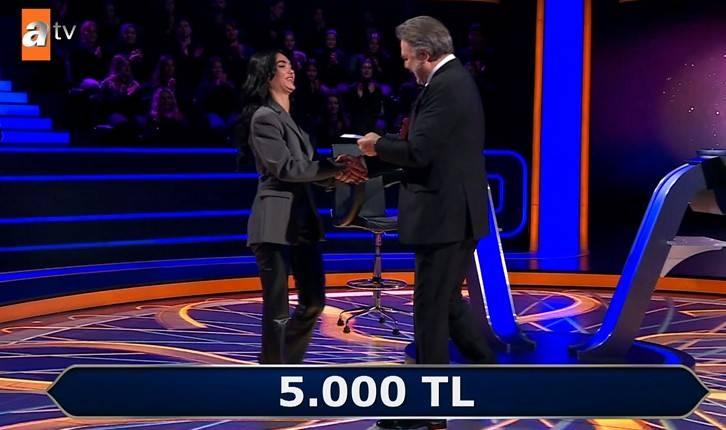 <p><span style="color:#B22222"><strong>"GALİBA YAPAY ZEKA KULLANIMI VAR"</strong></span></p>

<p><strong>Oktay Kaynarca,&nbsp;"Galiba bir yapay zeka kullanımı var. &Ouml;yle bir ses duydum ben ama... Yapay zeka kullanıyorsa o biraz geride kalmış. O kadar &uuml;mit ettik ki biz de edebiyat &ouml;ğretmeni yani bu soruyu g&ouml;z&uuml; kapalı bilecek. Tam da sınıra gelmiştik." ifadelerini kullandı.</strong></p>
