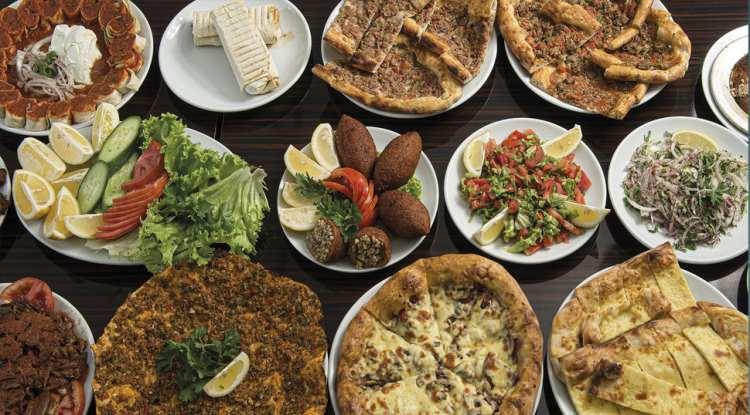 <p><span style="color:#B22222"><em><strong>D&uuml;nyanın d&ouml;rt bir yanından gelen turistler, T&uuml;rk mutfağının sırlarla dolu lezzetlerini keşfetmek i&ccedil;in adeta sıraya giriyor. İşte d&uuml;nyanın konuştuğu ve Avrupa'nın hayran kaldığı o T&uuml;rk lezzetleri...</strong></em></span></p>
