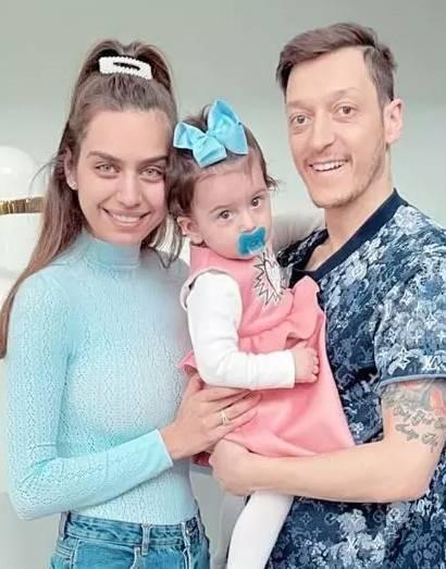 <p>Sık sık yaptığı yardımlarla takdir g&ouml;ren &uuml;nl&uuml; futbolcu Mesut &Ouml;zil ve eşi Amine G&uuml;l&ccedil;e kız bebeklerini kucağına almanın mutluluğunu yaşıyor.&nbsp;</p>
