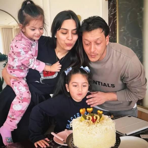 <p><strong>GAZZE'YE ANLAMLI DESTEK</strong></p>

<p>T&uuml;rkiye ve d&uuml;nya genelinde ihtiya&ccedil; sahiplerine, m&uuml;lteci kamplarına ve yetimhanelere gıda kolisi, iftar yemeği, ila&ccedil; ve sağlık hizmeti, oyuncak, okul bursları gibi bir&ccedil;ok farklı alanda yardımlar yapan Mesut &Ouml;zil, Londra'da evsizlere ve şiddet mağdurlarına destek olmuş, Gazze'ye malzeme g&ouml;ndermiş ve Uygur T&uuml;rklerine desteğiyle de hep konuşulmuştu.&nbsp;</p>
