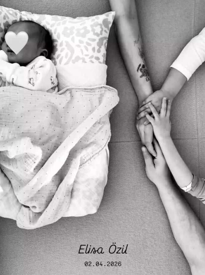<p><strong>3. KEZ BABA OLDU</strong></p>

<p>&Uuml;nl&uuml; &ccedil;ift, yeni doğan bebeklerine Elisa adını verdi. Sosyal medya paylaşımlarında bebeklerinin ilk karesine yer veren &Ouml;zil ve G&uuml;lşe, duygularını şu s&ouml;zlerle ifade etti:</p>

<p><em><strong>"Allah'a ş&uuml;k&uuml;rler olsun sağ salim d&uuml;nyaya geldin g&uuml;zel kızımız Elisa.&nbsp;</strong></em></p>
