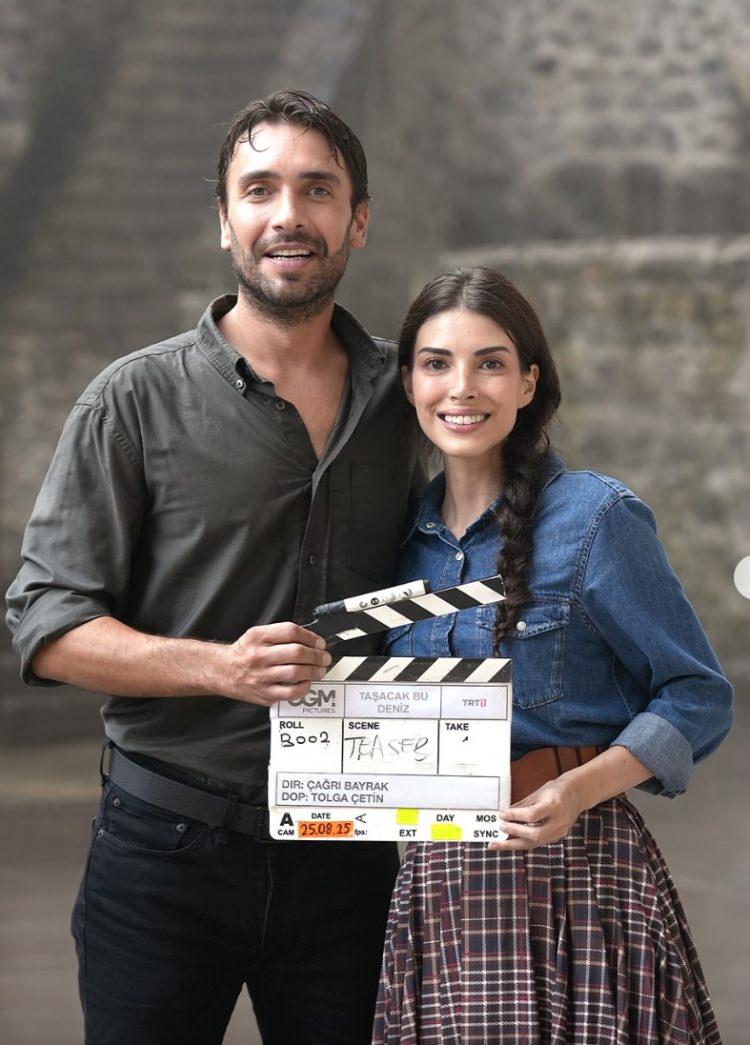 <p><strong>TRT 1 ekranlarının reyting rekortmeni dizisi 'Taşacak Bu Deniz' oyuncuları ve set ekibi, başrol oyuncuları Deniz Baysal'ın doğum g&uuml;n&uuml;n&uuml; kutladı.</strong></p>
