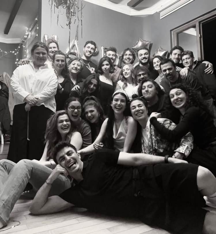 <p><strong>Doğum g&uuml;n&uuml; kutlamasından paylaşılan bir videoda, dizide 'Adil' karakteriyle seyirci karşısına &ccedil;ıkan &uuml;nl&uuml; oyuncu Ulaş Tuna Astepe'nin, partneri Deniz Baysal'a altın hediye ettiği anlar dikkat &ccedil;ekti.</strong></p>
