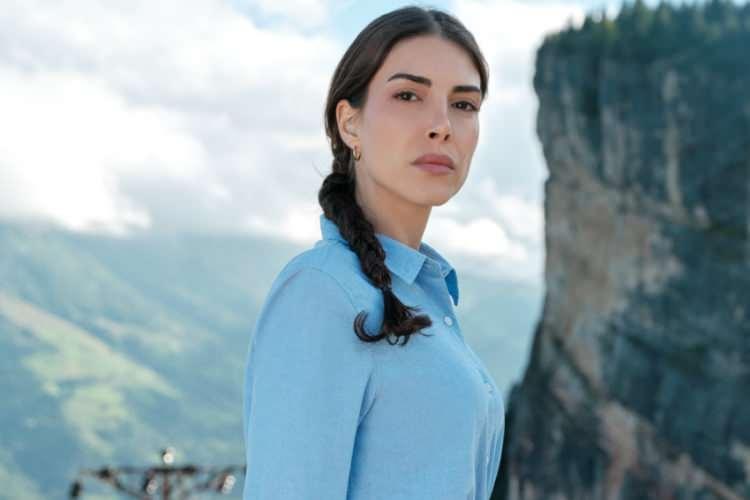 <p><strong>Astepe'nin Baysal'ın boynuna kırmızı bir kurdelenin ucunda taktığı altın, kısa s&uuml;rede sosyal medyada g&uuml;ndem olarak defalarca kez paylaşıldı.</strong></p>
