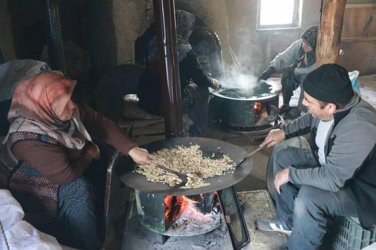 <p><span style="color:#A52A2A"><strong>8 &Ccedil;EŞİT MAZEME KULLANILIYOR&nbsp;</strong></span></p>

<p>&nbsp;</p>

<p>Gavutun zengin i&ccedil;eriğine de değinen &Ccedil;akar,<strong><em> "Gavutun i&ccedil;inde 8 &ccedil;eşit malzeme bulunur. Bunlar buğday, mısır, nohut, arpa, menengi&ccedil;, ahlat, kabak &ccedil;ekirdeği ve ay &ccedil;ekirdeği. Bunları sacın &uuml;zerinde kavuruyoruz, soğutuyoruz, sonra el değirmeninde undan biraz daha kalın şekilde &ouml;ğ&uuml;t&uuml;yoruz." </em></strong>diye konuştu.</p>
