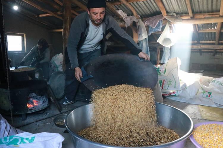 <p><span style="color:#A52A2A"><strong>"D&Uuml;ZENLİ T&Uuml;KETİM KAN DEĞERLERİNİ D&Uuml;ZELTİR"&nbsp;</strong></span></p>

<p>&nbsp;</p>

<p>Lif ve protein a&ccedil;ısından zengin bir besin olduğunun altını &ccedil;izen &Ccedil;akar,&nbsp;<strong><em>"Tokluk hissi sağlaması nedeniyle diyetlerde de tercih edilebilir. Zayıflamak isteyenler gavutu denesinler. &Ouml;ğle yemeğinden sonra, akşam 3 kaşık gavut yiyen kişi tok bir şekilde g&uuml;n&uuml; tamamlayabilir. Kansızlık sorununa da iyi gelir, d&uuml;zenli t&uuml;ketimde kan değerlerinde iyileşme g&ouml;r&uuml;lebilir."</em></strong> dedi.&nbsp;</p>
