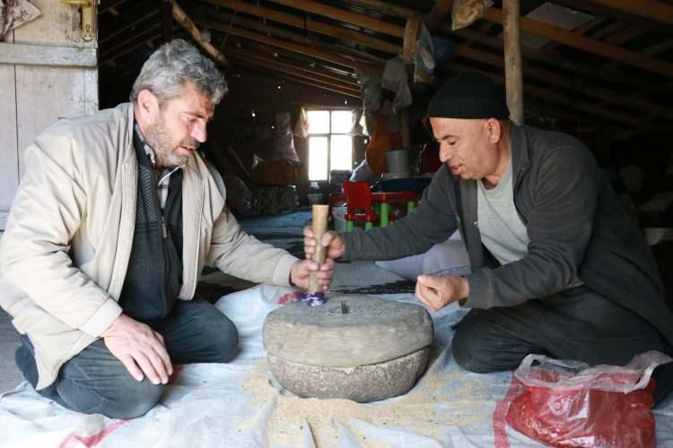 <p><span style="color:#A52A2A"><strong>"UNUTAN YOLUN YARISINDAN D&Ouml;NERMİŞ"</strong></span></p>

<p>&nbsp;</p>

<p>Ge&ccedil;mişte g&ouml;&ccedil; k&uuml;lt&uuml;r&uuml;nde de &ouml;nemli bir yere sahip olan gavutun, yaylaya &ccedil;ıkan aileler i&ccedil;in vazge&ccedil;ilmez bir yiyecek olduğunu anlatan &Ccedil;akar, <strong><em>"Eskiden atalarımız yaylaya g&ouml;&ccedil; ederken yanlarında mutlaka gavut bulunurmuş. Gavutu olmayan yaylaya g&ouml;&ccedil; etmezmiş. Hatta unutanlar yolun yarısından d&ouml;nermiş. Gavut bizim k&uuml;lt&uuml;r&uuml;m&uuml;zde &ccedil;ok &ouml;nemli bir yere sahip."</em></strong> diye konuştu.</p>
