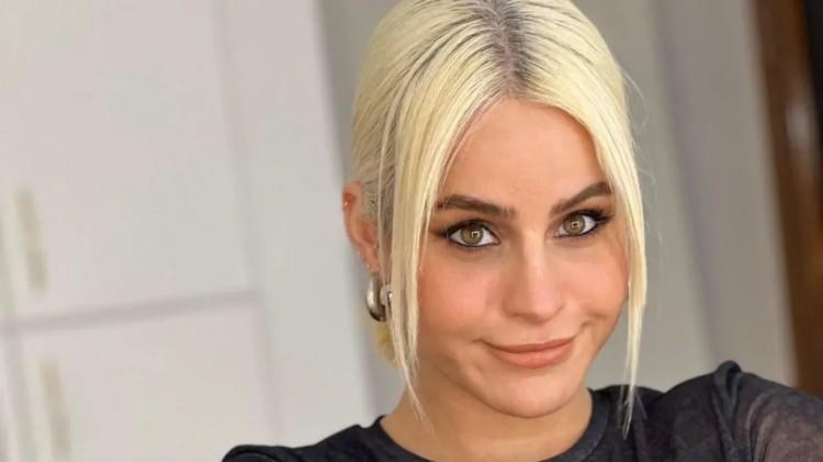 <p><strong>&Uuml;nl&uuml; oyu<em>​</em>ncu s&ouml;zlerinin devamında ise,</strong><span style="color:#800080"><strong><em>"Buna benzer bir paylaşım yapmam s&ouml;z konusu dahi olmamıştır ve olamaz. Bahse konu telefon şifresini yakın zamanda g&ouml;ğs&uuml;mden ge&ccedil;irmiş olduğum ameliyata ilişkin fotoğraflar olduğundan dolayı daha &ouml;nceden de belirli kişilerin sosyal medya da &ouml;zel fotoğraflarının yayılması endişesiyle paylaşmak istemiyorum.</em></strong></span></p>
