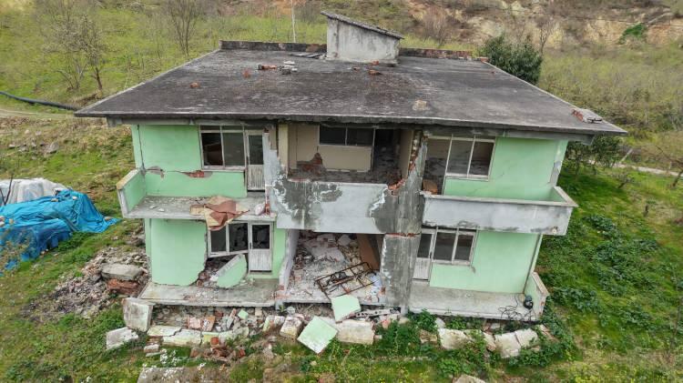 <p><span style="color:#A52A2A"><strong>2019 YILINDAN BERİ DEVAM EDİYOR</strong></span></p>

<p>&nbsp;</p>

<p>2019 yılından itibaren etkili olan heyelanlar sonucu zemin yapısının bozulduğu mahallede, beton yollarda derin yarıklar oluşmuş, &ccedil;ok sayıda evde ciddi hasar meydana gelmişti.</p>
