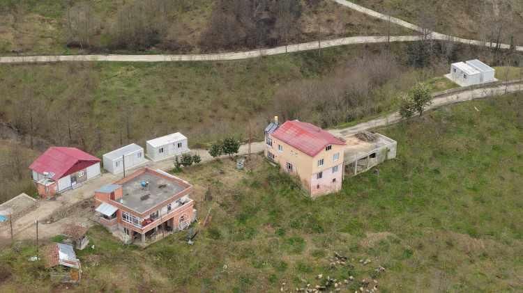 <p><span style="color:#A52A2A"><strong>GE&Ccedil;İCİ BARINAK ALANLARI OLUŞTURULDU</strong></span></p>

<p>&nbsp;</p>

<p>B&ouml;lgede yaşayan ve &ouml;zellikle fındık arazilerine bağlı ge&ccedil;imini s&uuml;rd&uuml;ren vatandaşlar i&ccedil;in ge&ccedil;ici barınma alanları oluşturuldu.</p>
