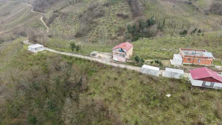 <p>AFAD tarafından tahsis edilen konteynerler araziye yerleştirilirken, vatandaşların yaz aylarında tarımsal faaliyetlerini s&uuml;rd&uuml;rebilmeleri i&ccedil;in ge&ccedil;ici yaşam alanı sağlandı.</p>
