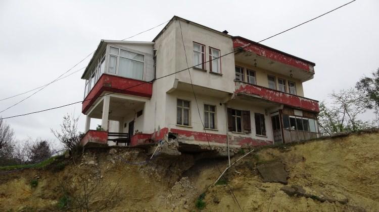 <p>Arsin Belediye Başkanı Hamza Bilgin, fındık ve tarım arazisi olan vatandaşlar i&ccedil;in ge&ccedil;ici olarak konteyner desteği sağlandığını belirterek ş&ouml;yle konuştu:&nbsp;</p>
