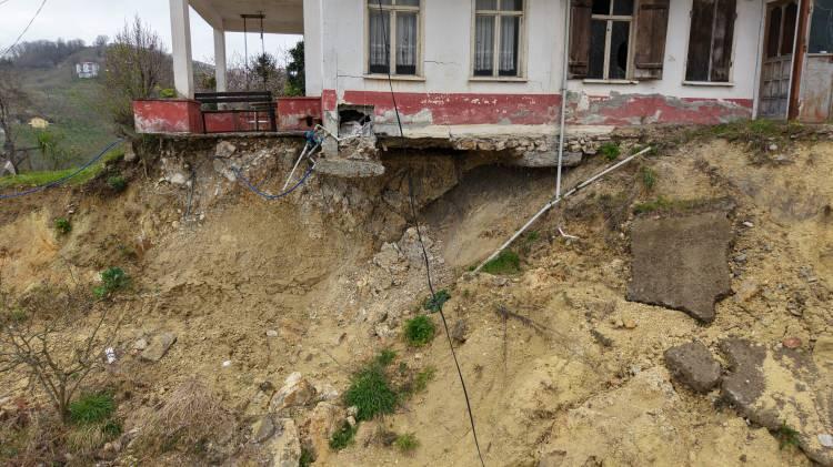 <p><em><strong>AFAD Başkanlığı ile istişare i&ccedil;erisindeyiz. En kısa zamanda ihalesi yapılarak hak sahipleri i&ccedil;in konutlar yapılacak.&nbsp;</strong></em></p>
