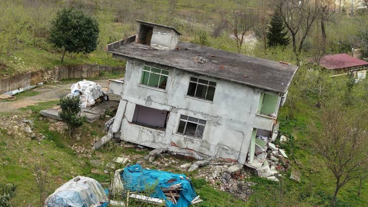 <p><span style="color:#A52A2A"><strong>YIKIM KARARI ALINDI&nbsp;</strong></span></p>

<p>&nbsp;</p>

<p>Heyelan riski taşıyan yapıların bulunduğu alan i&ccedil;in yıkım kararı alınırken, yapıların kaldırılmasının ardından b&ouml;lgenin tarım arazisi olarak değerlendirilmesi planlanıyor.</p>
