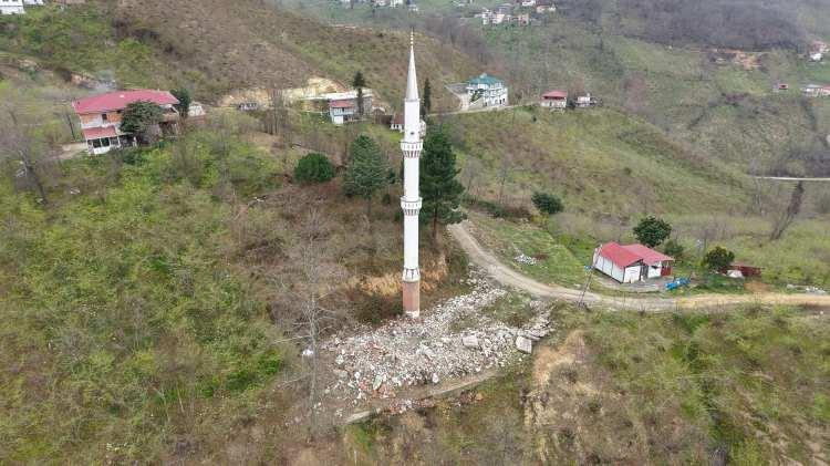 <p>AFAD ve ilgili kurumların incelemelerinde zeminde su varlığı tespit edilirken, <span style="color:#A52A2A"><strong><em>s&uuml;re&ccedil; i&ccedil;erisinde afet b&ouml;lgesi 300 d&ouml;n&uuml;m&uuml; aşacak şekilde genişledi.</em></strong></span></p>
