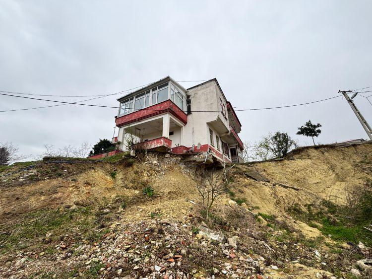 <p><span style="color:#A52A2A"><strong>GE&Ccedil;İ&Ccedil;İ ALANLAR SAĞLANDI</strong></span></p>

<p>&nbsp;</p>

<p><strong><em>Orada hak sahibi olan herkesin fındık arazisi var. Yaz aylarında o arazileri ve tarlalarını işlemek isteyen vatandaşlarımıza kendilerini idame ettirebilecekleri ge&ccedil;ici alan sağladık.</em></strong></p>
