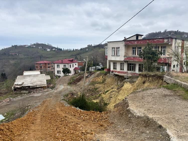 <p><strong><em>"Arsin &Ccedil;ubuklu mahallemizde meydana gelen toprak kaymasından kaynaklı 25 ev ve 1 caminin olduğu alan afet b&ouml;lgesi ilan edilmişti.&nbsp;</em></strong></p>
