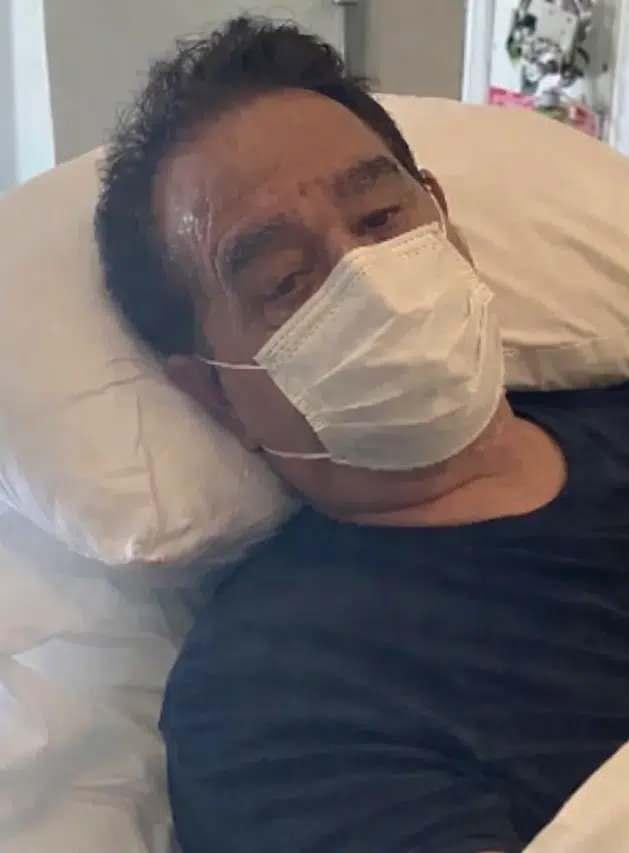 <p><span style="color:#B22222"><strong>V&Uuml;CUDUNDA ENFEKSİYONA RASTLANDI</strong></span></p>

<p><strong>Acil serviste yapılan ilk m&uuml;dahale ve yapılan detaylı tetkiklerin sonucunda &uuml;nl&uuml; sanat&ccedil;ının safra kesesinde enfeksiyon bulgularına rastlandığı bildirilmişti.</strong></p>
