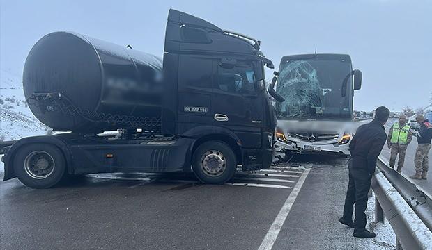 <p><span style="color:#B22222"><strong>2 KİŞİ &Ouml;LD&Uuml;</strong></span></p>

<p>Bir s&uuml;re sonra yolda seyir halinde bulunan 06 DBB 133 plakalı hafif ticari ara&ccedil;, kazaya karışan İran plakalı tıra &ccedil;arptı.</p>

<p>İtfaiye ekipleri, G&uuml;lay Soydemir (56), Enis Kemal Ayran (4), N.&Ccedil;, T.S, T.A. ve A.&Ccedil;'yi sıkıştıkları hafif ticari ara&ccedil;tan &ccedil;ıkararak sağlık ekiplerine teslim etti.</p>
