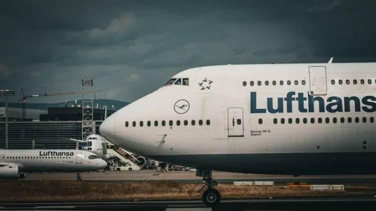 <p><strong>LUFTHANSA, GREVİ "&Ouml;L&Ccedil;&Uuml;S&Uuml;Z" BULDU</strong></p>
