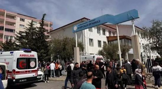 <p><strong>T&uuml;rkiye, <span style="color:#800000">Kahramanmaraş ve Şanlıurfa'da </span>meydana gelen okul saldırılarıyla derin bir yasa boğuldu.</strong></p>
