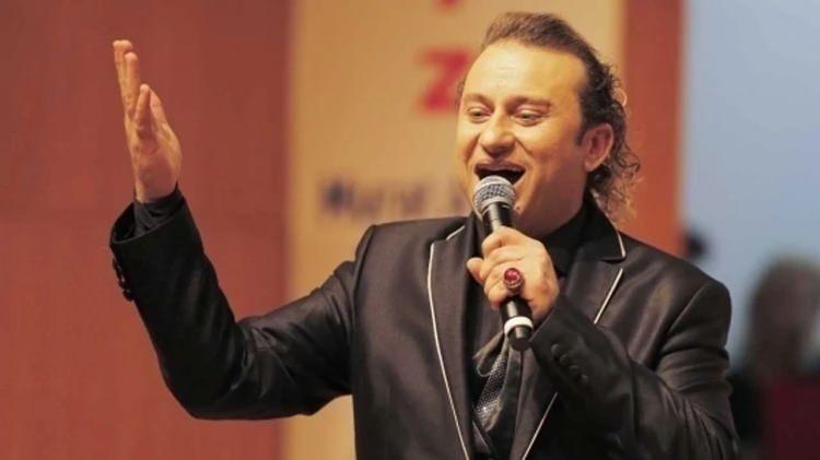 <p><strong>"Felaket Tellalı" lakabıyla tanınan ses sanat&ccedil;ısı Onur Akay'ın sokakta uğradığı pitbull saldırısında burnu koptu.</strong></p>
