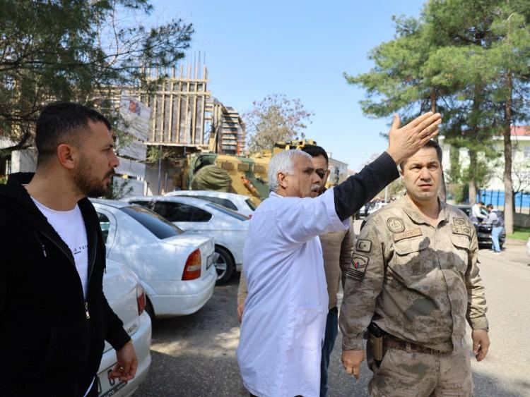 <p><span style="color:#B22222"><strong>BAKANLIKTAN AÇIKLAMA</strong></span></p> <p> </p> <p> </p> <p>İçişleri Bakanlığı'ndan Şanlıurfa'nın Siverek ilçesinde okulda pompalı tüfekle gerçekleştirilen saldırıya ilişkin yapılan açıklamada, "Şanlıurfa ili Siverek ilçesinde bulunan Ahmet Koyuncu Mesleki ve Teknik Anadolu Lisesi'nde bugün sabah saatlerinde, 2007 doğumlu ve okulun eski öğrencisi olduğu belirlenen Ö.K. tarafından silahlı saldırı gerçekleştirilmiştir. Saldırıda ilk belirlemelere göre 10 öğrenci, 4 öğretmen, 1 polis, 1 kantin işletmecisi vatandaşımız yaralanmış olup, yaralılarımız Siverek Devlet Hastanesi'nde tedavi altına alınmıştır. Saldırıyı pompalı tüfekle gerçekleştiren şahıs, olayın ardından aynı silahla intihar etmiştir. Olayla ilgili olarak güvenlik birimlerimiz tarafından geniş çaplı inceleme başlatılmış olup, gelişmeler kamuoyu ile paylaşılacaktır. Yaralı vatandaşlarımıza acil şifalar diliyoruz" denildi.</p> <p> </p> 