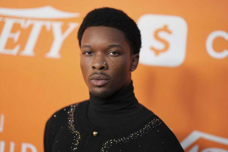 <p><strong>Ger&ccedil;ek adı David Anthony Burke olan ve sahne adıyla D4vd olarak bilinen d&uuml;nyaca &uuml;nl&uuml; rap&ccedil;i, 8 Eyl&uuml;l 2025 tarihinde Hollywood Hills'te terk edilmiş halde bulunan ve &uuml;zerine kayıtlı olan Tesla marka aracında &ccedil;&uuml;r&uuml;m&uuml;ş halde bulunan ceset ile bağlantılı olarak tutuklandı.</strong></p>
