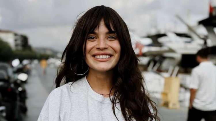 <p>'BAĞIRSAKLARIMI&nbsp; KESTİLER' DEMİŞTİ</p>

<p>&Uuml;nl&uuml; oyuncu yaşadığı talihsiz olayı şu s&ouml;zlerle ifade etti:</p>

<p>"Rahmimden miyom aldırmaya gittim. Rahmimden miyom alırlarken yanlışlıkla bağırsağımı kestiler, 7 santim kadar. Bir hafta sonra bir daha ameliyata girdim bağırsağımı kestikleri i&ccedil;in. &Ccedil;&uuml;nk&uuml; arada diktiler, sonra arada bir sızıntı olmuş bir şey olmuş falan." dedi.&nbsp;</p>
