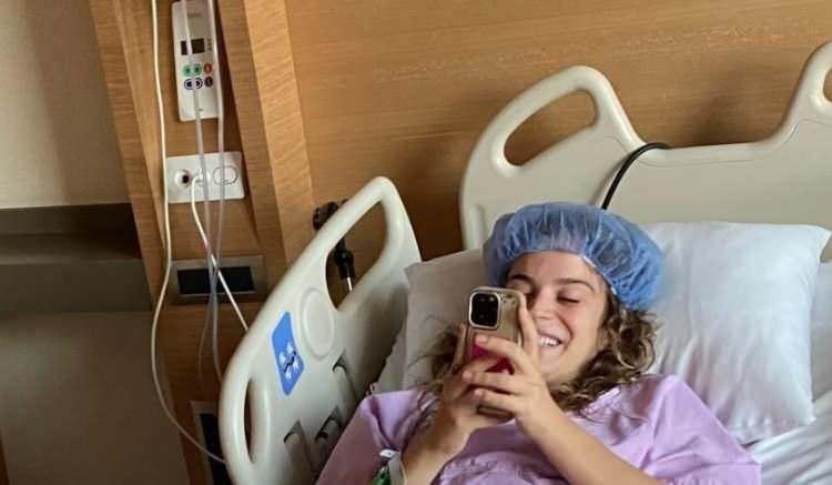 <p>İki yıl boyunca yaşadığı s&uuml;reci g&ouml;zyaşlarıyla anlattığı bir video paylaşan oyuncu, daha &ouml;nce iki kez &ouml;l&uuml;mden d&ouml;nd&uuml;ğ&uuml;n&uuml; ifade etmişti.&nbsp;</p>
