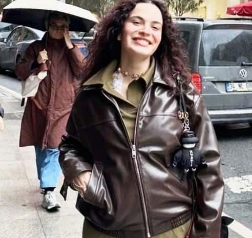 <p>Ge&ccedil;tiğimiz g&uuml;nlerde tedavi g&ouml;rd&uuml;ğ&uuml; hastaneden kısa s&uuml;reli izin alarak Nişantaşı'nda alışveriş turuna &ccedil;ıkan oyuncu, sağlık durumunun iyiye gittiğini s&ouml;ylemişti.</p>

<p>&nbsp;</p>
