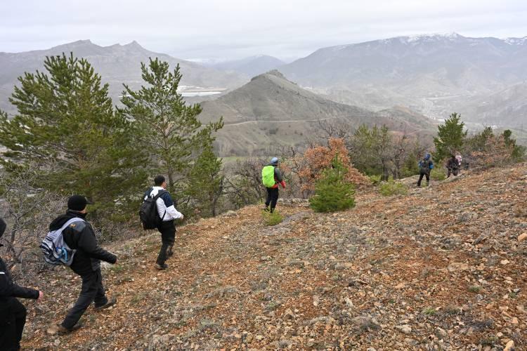 <p>Tarihi Roma yollarından ge&ccedil;en, peri bacaları ve g&uuml;r&uuml;l g&uuml;r&uuml;l akan şelalelere tanıklık eden 24 kişilik sporcu kafilesi, sisli ve karlı doğada 10 kilometrelik parkuru tamamladı.</p>
