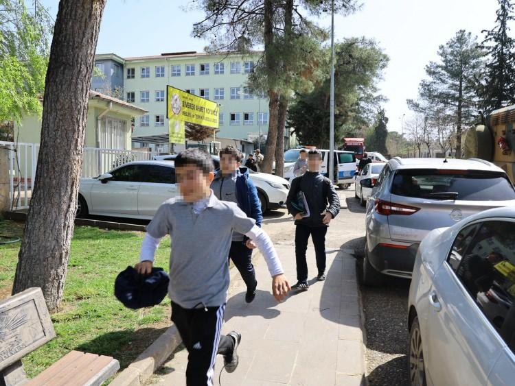 <p>Saldırı anı ve sonrasında birçok öğrenci, etrafa kaçışmaya başladı. </p> <p>10 öğrencinin yaralandığı olayda, tüm yaralıların sağlık durumlarının genel olarak iyi olduğu açıklandı. </p> 