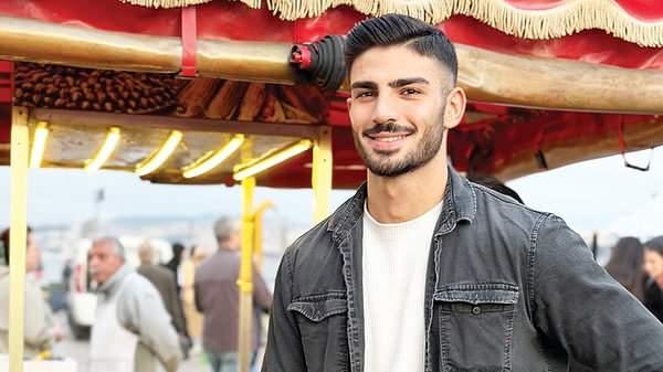 <p><strong>İstanbul Karak&ouml;y'de mısır satarak ge&ccedil;imini sağlayan <span style="color:#800000">Alper Temel,</span> bug&uuml;nlerde d&uuml;nyanın d&ouml;rt bir yanından gelen turistlerin odak noktası haline geldi.</strong></p>
