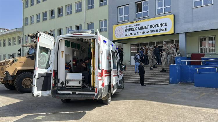 <p>Pompalı t&uuml;fekle okula giren bir şahıs, adeta dehşet sa&ccedil;tı.&nbsp;</p>

<p>Etrafa atş etmeye başlayan şahsın saldırısı sonrasında 10 &ouml;ğrenci, 4 &ouml;ğretmen, 1 polis, 1 kantin işletmecisi yaralandı.&nbsp;</p>
