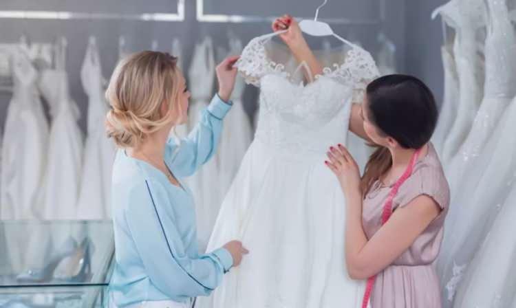 <p><strong>Son yıllarda bazı gelinlik&ccedil;ilerin gelinlik deneme işlemlerini &uuml;cretli hale getirmesi tepkilere neden olurken, bu uygulamanın zamanla nişan kıyafetleri ve abiye denemelerini de kapsayacak şekilde genişledi.</strong></p>
