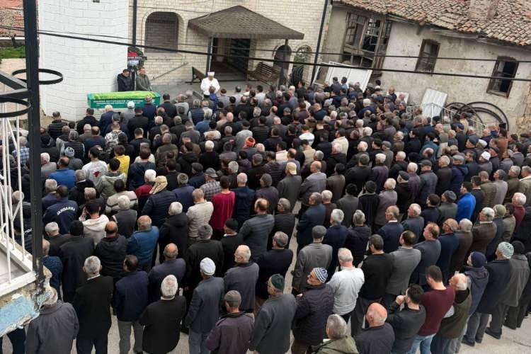 <p>Manisa&rsquo;nın G&ouml;rdes il&ccedil;esine bağlı Evciler Mahallesi&rsquo;nde yaşayan K&ouml;pr&uuml;başı ve G&uuml;neşli (Hanya) eski Belediye Başkanı Hasan G&uuml;lcan, bir s&uuml;redir m&uuml;cadele ettiği hastalık nedeniyle hayatını kaybetti.</p>

<p>&nbsp;</p>
