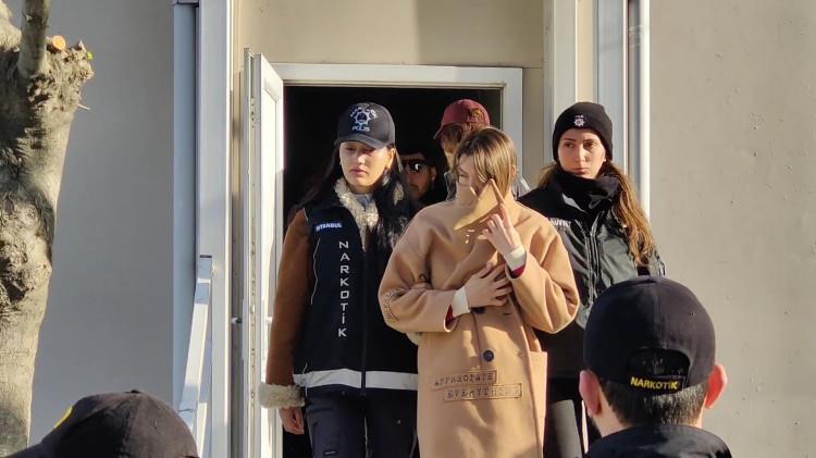 <p>İstanbul Cumhuriyet Başsavcılığınca y&uuml;r&uuml;t&uuml;len 'Uyuşturucu' soruşturması kapsamında Beşiktaş Cevdet Paşa Caddesi'nde bulunan bir eğlence mekanı i&ccedil;in arama kararı &ccedil;ıkarıldı. Narkotik Su&ccedil;larla M&uuml;cadele Şube M&uuml;d&uuml;rl&uuml;ğ&uuml; ekipleri, karar sonrası iş yerinde arama yaptı. Ekipler, arama &ccedil;alışmalarının ardından iş yerinden ayrıldı.</p>
