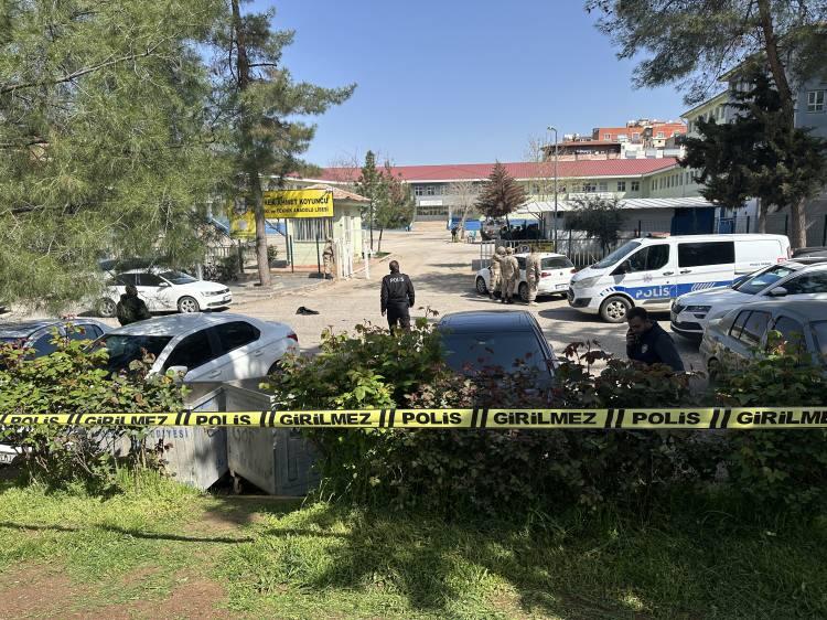 <p>Olayın çok yönlü olarak araştırıldığına dikkati çeken Şıldak, şunları kaydetti:</p> <p> </p> <p>"(Saldırgan) Okulun eski öğrencisi, sadece 9. sınıfta burada eğitim alıyor. Daha sonra açık öğretim lisesine kaydedilmiş bir eğitim süreci var. 2007 doğumlu olan şahıs polisin müdahalesiyle yakalanmak üzereyken yaşamına son verdi. Okulu tahliye ettik. Üzüntü duyduğumuz bu olayın evveliyatını da içerecek şekilde araştırılıp soruşturulacak. Tüm Siverek ve Şanlıurfa'mıza geçmiş olsun. Adli ve idari süreçler incelenecek. Okullarımızın güvenliği konusunda tüm tedbirleri almamıza rağmen böyle münferit hadiseler olabiliyor. Gereken inceleme yapılacak."</p> 