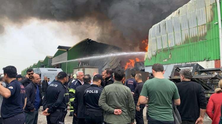 <p>Ekipler, tesisi saran alevlerin &ccedil;evredeki iş yerlerine yayılmadan kontrol altına alınabilmesi i&ccedil;in &ccedil;alışma başlattı.</p>

