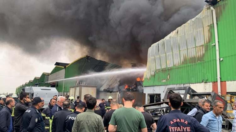 <p><span style="color:#A52A2A"><strong>EKİPLER HAREKETE GE&Ccedil;Tİ&nbsp;</strong></span></p>

<p>&nbsp;</p>

<p>Emniyet M&uuml;d&uuml;rl&uuml;ğ&uuml;&rsquo;ne ait Toplumsal Olaylara M&uuml;dahale Ara&ccedil;ları da ekiplere destek i&ccedil;in yangın b&ouml;lgesine sevk edildi.</p>
