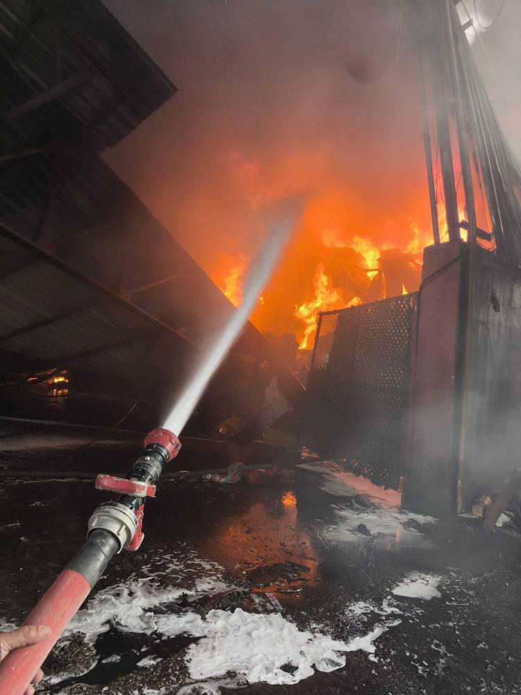 <p>Alevleri g&ouml;renlerin ihbarı &uuml;zerine adrese &ccedil;ok sayıda itfaiye ekibi sevk edildi.&nbsp;</p>
