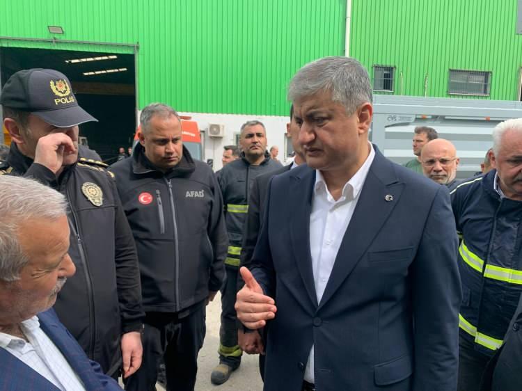 <p><span style="color:#A52A2A"><strong>VALİ YAVUZ B&Ouml;LGEDE&nbsp;</strong></span></p>

<p>&nbsp;</p>

<p>Adana Valisi Mustafa Yavuz, Sarıhamzalı Mahallesi&rsquo;ndeki Geri D&ouml;n&uuml;ş&uuml;mc&uuml;ler Sitesi&rsquo;ne gelerek yangın s&ouml;nd&uuml;rme &ccedil;alışmalarını inceleyip, itfaiye amirinden bilgi aldı.</p>
