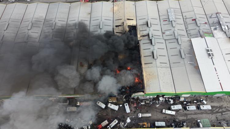 <p><strong><em>Az &ouml;nce yerinde inceleme yaptık. Burası geri d&ouml;n&uuml;ş&uuml;m tesislerinin yoğunlukta olduğu bir alan.</em></strong></p>

<p>&nbsp;</p>

<p><strong><em>Bir geri d&ouml;n&uuml;ş&uuml;m tesisimizin depo alanında yani atıkların biriktirildiği ve işlendiği alanda yangının &ccedil;ıktığını ifade ediyorlar.</em></strong></p>
